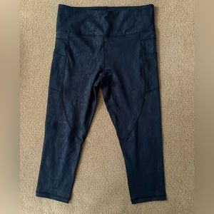 Dark Navy Camo Pocket Light n Tight Hi- Rise Capri 20” size 12